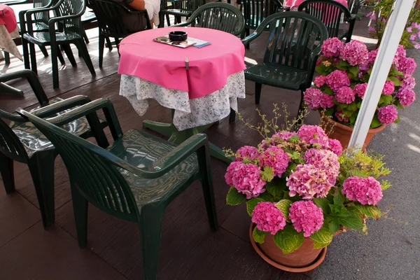 Υπαίθριο τραπέζι και λουλούδια — Φωτογραφία Αρχείου