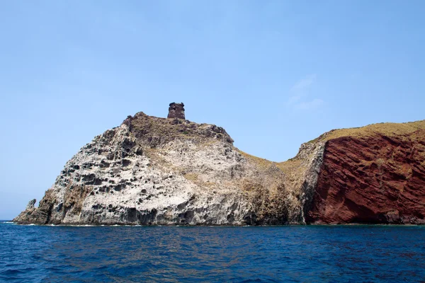 Ancienne tour et formations volcaniques, île de Capraia — Photo