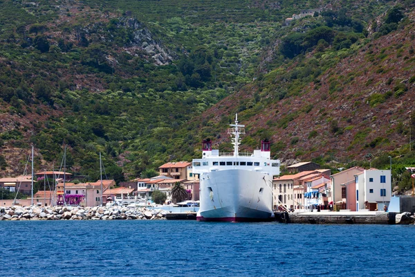 Capraia Marina mit großer Fähre — Stockfoto