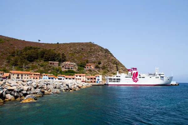 Barco ancorado na ilha Capraia — Fotografia de Stock