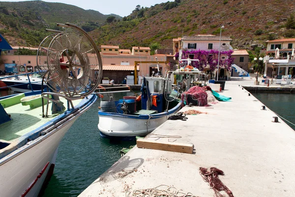 Пристань для рибальські човни на острові Capraia — стокове фото