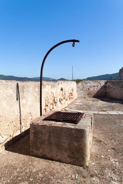 Stary woda dobrze w fortu stella, wyspa elba — Zdjęcie stockowe