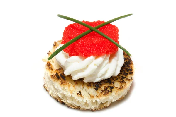 Canapé de caviar vermelho em branco — Fotografia de Stock