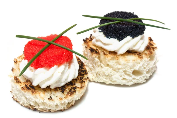 Canapés au caviar sur blanc — Photo