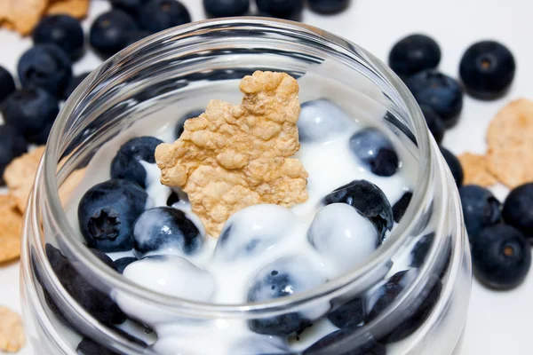 Nahaufnahme von Blaubeeren im Joghurt — Stockfoto