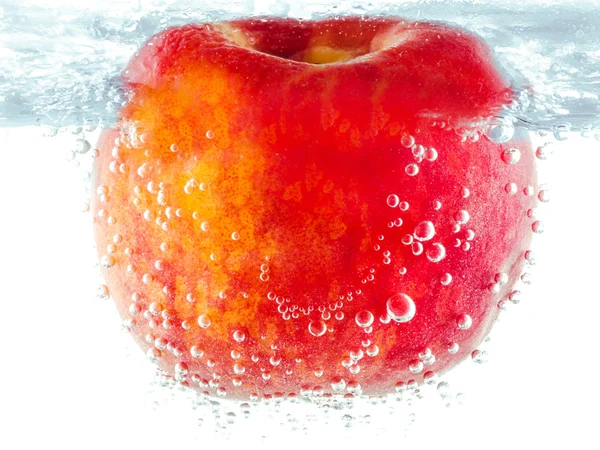 Dojrzałe czerwone jabłko z podwodne pęcherzyki — Zdjęcie stockowe