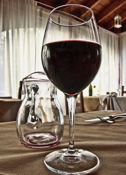 Glas mit Traubensaft auf einem Tisch — Stockfoto