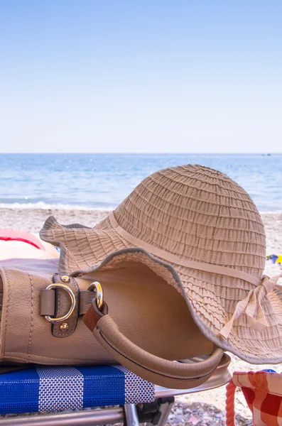 Sunhat and handbag on a beach — Stock Photo, Image