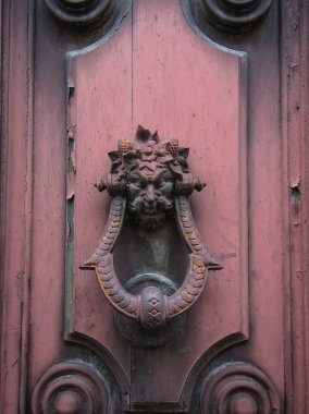 eski doorknocker pink kapı üzerinde