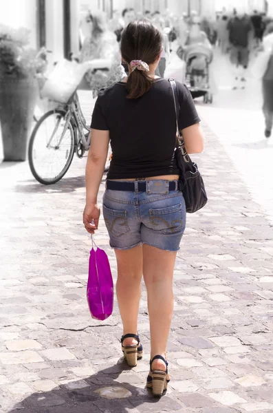Vista posteriore della donna in pantaloncini corti — Foto Stock