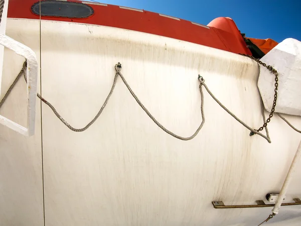 LifeLines på sidan av en livbåt — Stockfoto