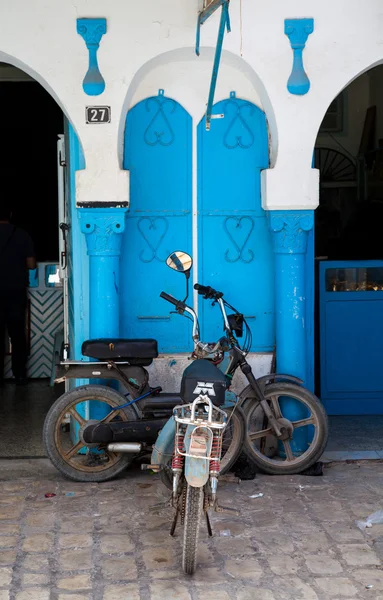 Decorative traditional Tunisian door, with moped — Stock Photo, Image