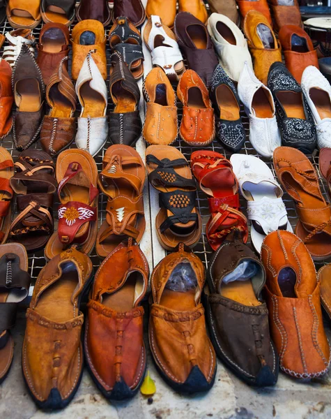Schuhe zum Verkauf auf einer tunesischen Straße — Stockfoto
