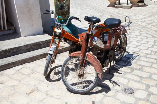 Twee ouderwetse bromfiets in djerba - Tunesië Stockfoto