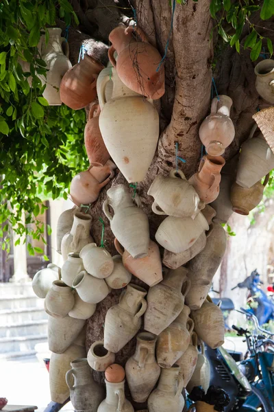 Opknoping potten op de markt, een traditionele aardewerk Tunesië Stockafbeelding