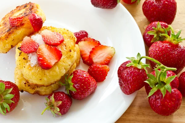 Cheesecakes med jordgubbar — Stockfoto