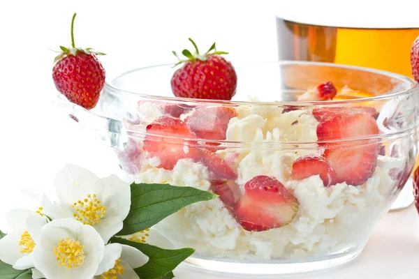 Sweet milk cottage cheese with strawberries — Stock Photo, Image