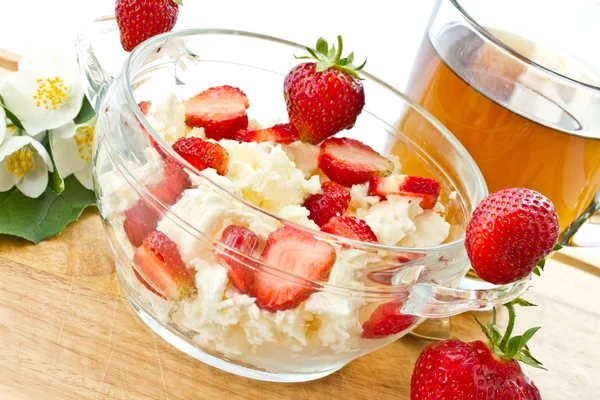 Sweet milk cottage cheese with strawberries — Stock Photo, Image