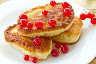 Kırmızı kuş üzümü ile Pancakes