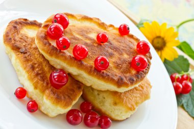 Kırmızı kuş üzümü ile Pancakes