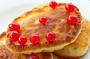 Kırmızı kuş üzümü ile Pancakes