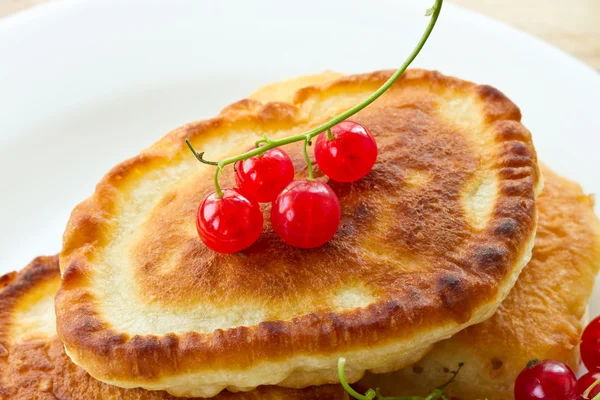 Pfannkuchen mit roten Johannisbeeren — Stockfoto