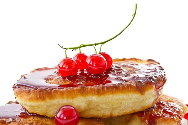 Pannkakor med röda vinbär — Stockfoto