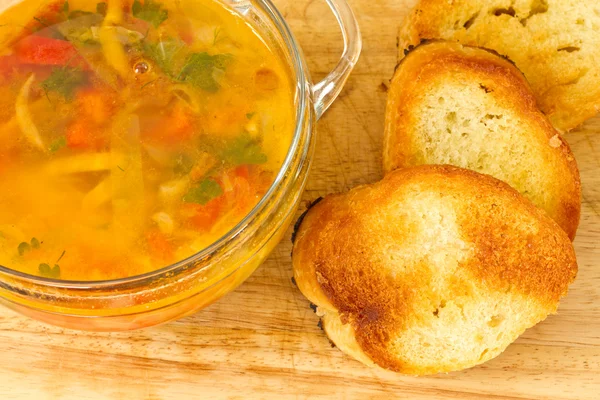 Овощной суп с гренками — стоковое фото