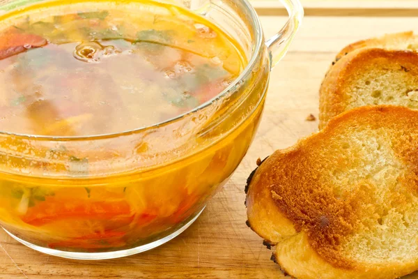 Овощной суп с гренками — стоковое фото
