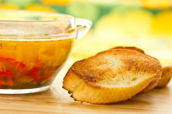Овочевий суп з грінками — стокове фото