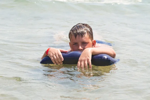 Chłopiec na morzu — Zdjęcie stockowe