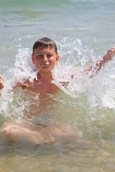 Мальчик в море — стоковое фото