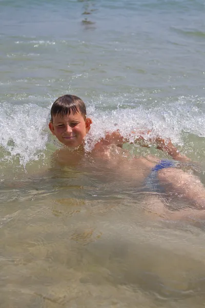 Chłopiec na morzu — Zdjęcie stockowe