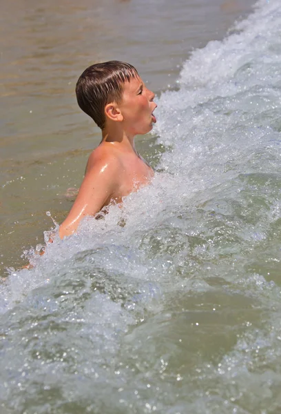 Rapaz no mar — Fotografia de Stock