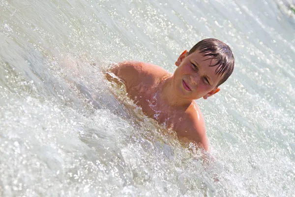 Хлопчик на морі — стокове фото