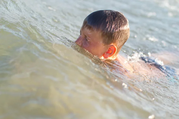 Мальчик в море — стоковое фото