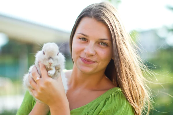 Menina feliz com um coelho nos braços — Fotografia de Stock