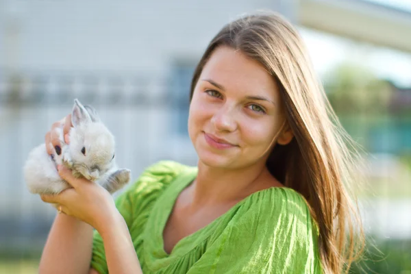 Щаслива дівчина з кроликом на руках Стокова Картинка