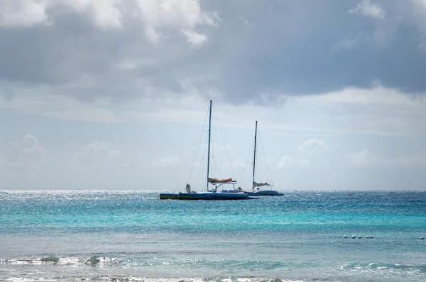 Τοπίο του Ατλαντικού Ωκεανού. paradize Καραϊβικής. λευκό σκάφος αναψυχής - καταμαράν — Φωτογραφία Αρχείου