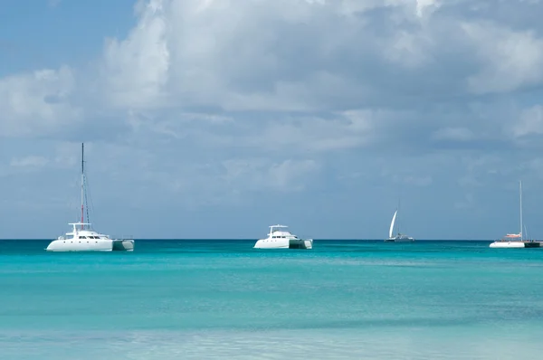 Landscape of Atlantic Ocean. Caribbean paradize. White pleasure boat - catamaran — Stock Photo, Image