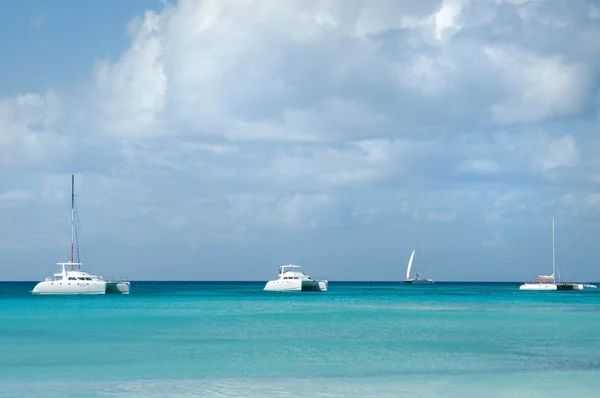 Paisaje del Océano Atlántico. Paraíso caribeño. Barco de recreo blanco - catamarán — Foto de Stock