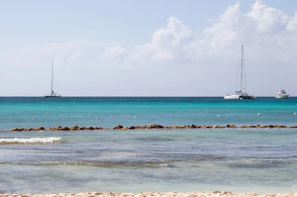 Paisaje del Océano Atlántico. Paraíso caribeño. Barco de recreo blanco - catamarán — Foto de Stock