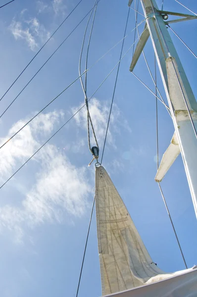 열 대의 푸른 하늘에 흰 요트 항해 — 스톡 사진