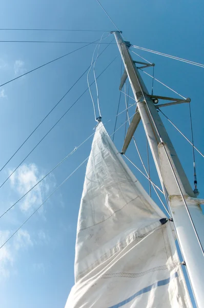 Біла яхта вітрила на блакитне небо тропічного — стокове фото