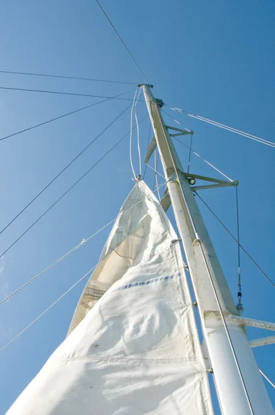 Біла яхта вітрила на блакитне небо тропічного — стокове фото