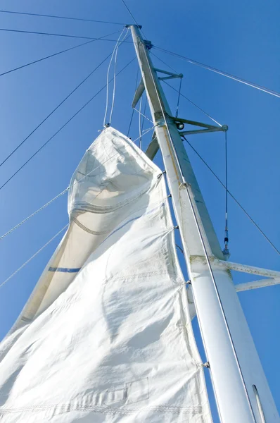열 대의 푸른 하늘에 흰 요트 항해 — 스톡 사진