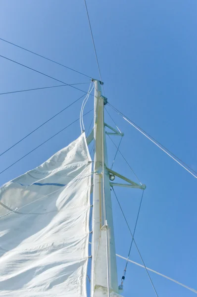 Iate branco navega contra o céu azul de tropical — Fotografia de Stock