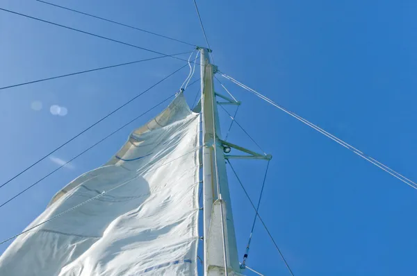 Beyaz tekne tropikal mavi gökyüzü karşı yola çıkacak. — Stok fotoğraf