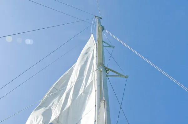 Yacht blanc vogue contre le ciel bleu des tropiques — Photo