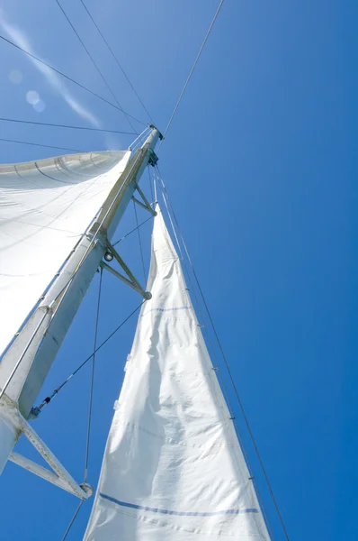 Weiße Jacht segelt gegen den blauen Himmel tropischer — Stockfoto